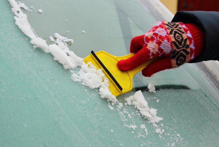 Fotografija: S pravim pripomočkom bo led na steklih avtomobila zlahka premagljiv. FOTO: Thinkstock