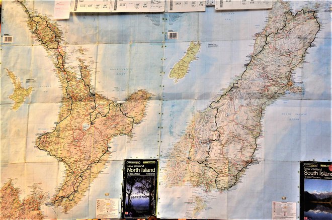 Zemljevida Severnega in Južnega otoka z vrisano potjo; štiri petine je naredil s kolesom, preostalo z avtobusom. Foto: Osebni arhiv