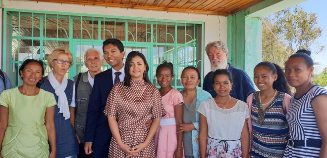 Za božič je Petra Opeko in sodelavce obiskal novi predsednik Rajoelina z družino.