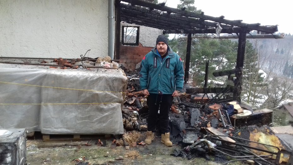 Fotografija: Žan Kotnik pred svojo uničeno hišo Foto: OZRK Žalec