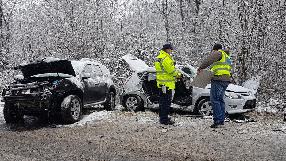 Fotografija: Huda prometna nesreča pri Kočevskih Poljanah. FOTO: Tanja Jakše Gazvoda
