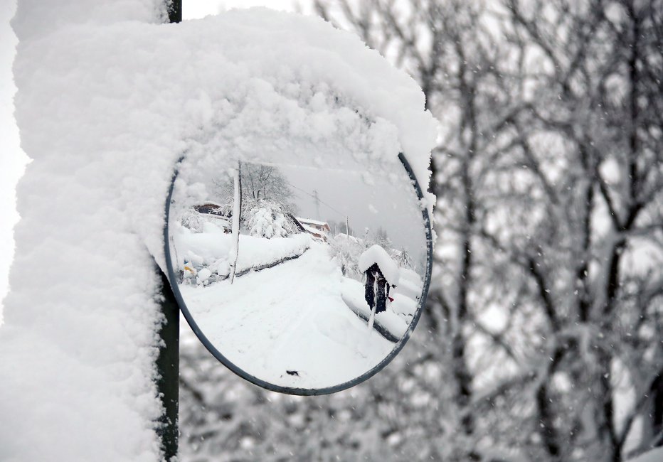 Fotografija: V Avstriji je ponekod zapadlo že več kot dva metra snega. FOTO: Reuters