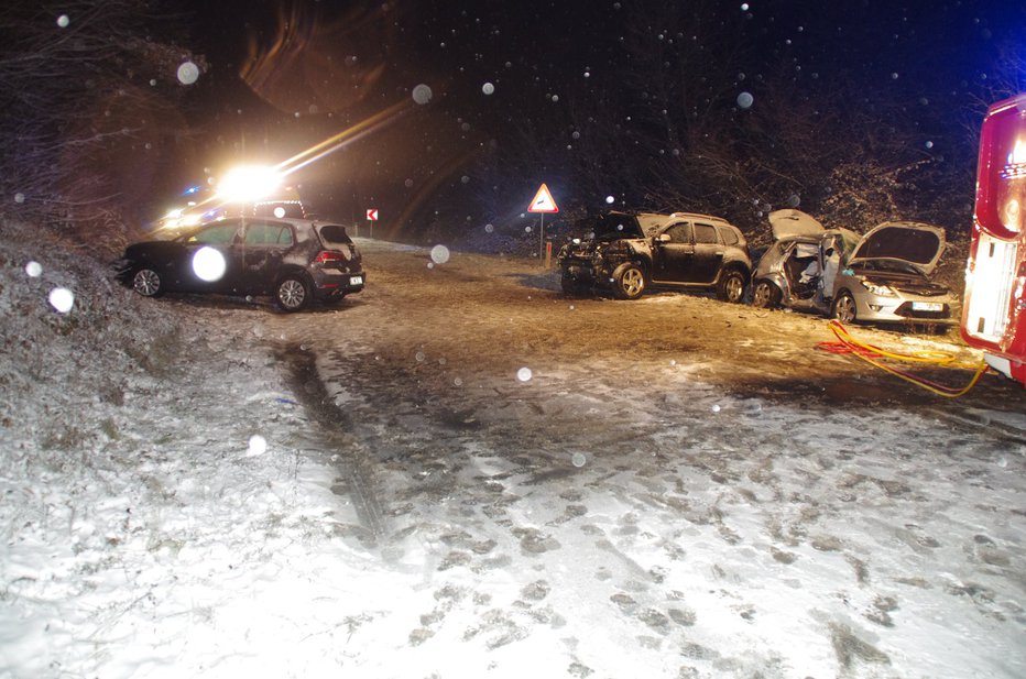 Fotografija: Prometna nesreča pri Kočevski Poljani. FOTO: Pu Novo Mesto