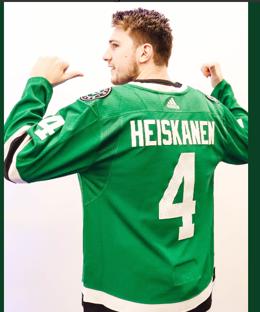 Fotografija: Luka Dončić je oblekel dres finskega hokejista Mira Heiskanena, novinca pri moštvu Dallas Stars, ki bo 26. januarja zaigral na tekmi vseh zvezd v NHL. FOTO: Twitter