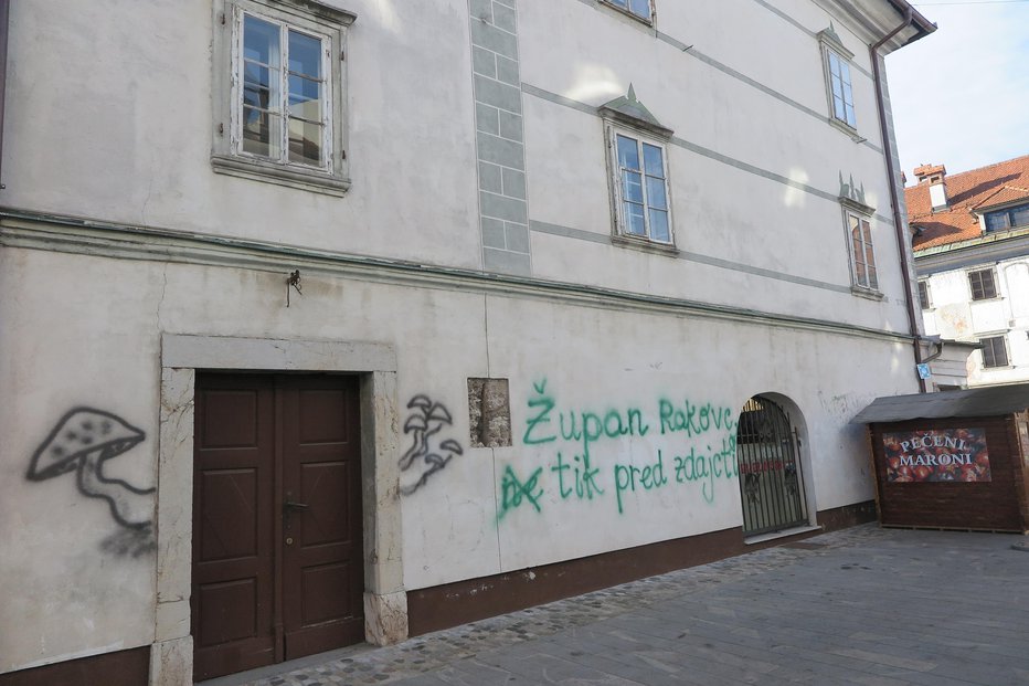 Fotografija: Zdaj so se na mestni hiši pojavile gobice in zraven še nekakšno sporočilo, ki omenja novega župana Kranja. FOTO: Špela Ankele