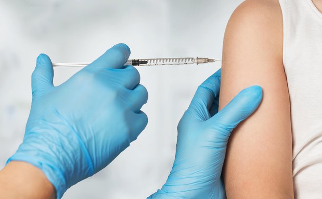 Strokovnjaki še priporočajo cepljenje.