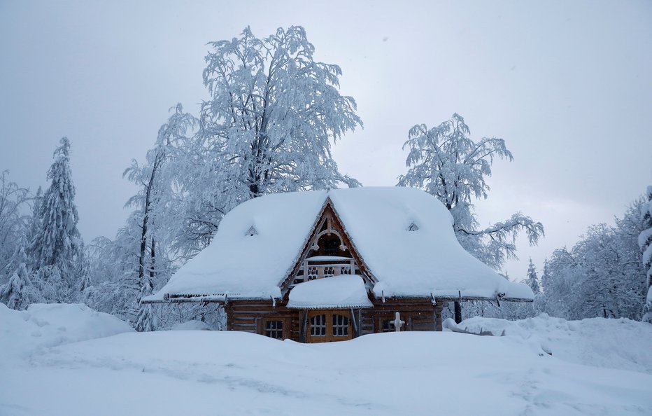 Fotografija: Pri nas je snega za vzorec, na Poljskem pa takole. FOTO: Reuters