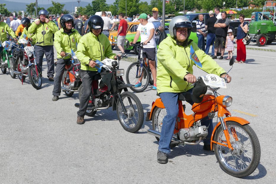 Fotografija: Ljubitelji Tomosovih mopedov na srečanju starodobnikov v Postojni Foto: Primož Hieng