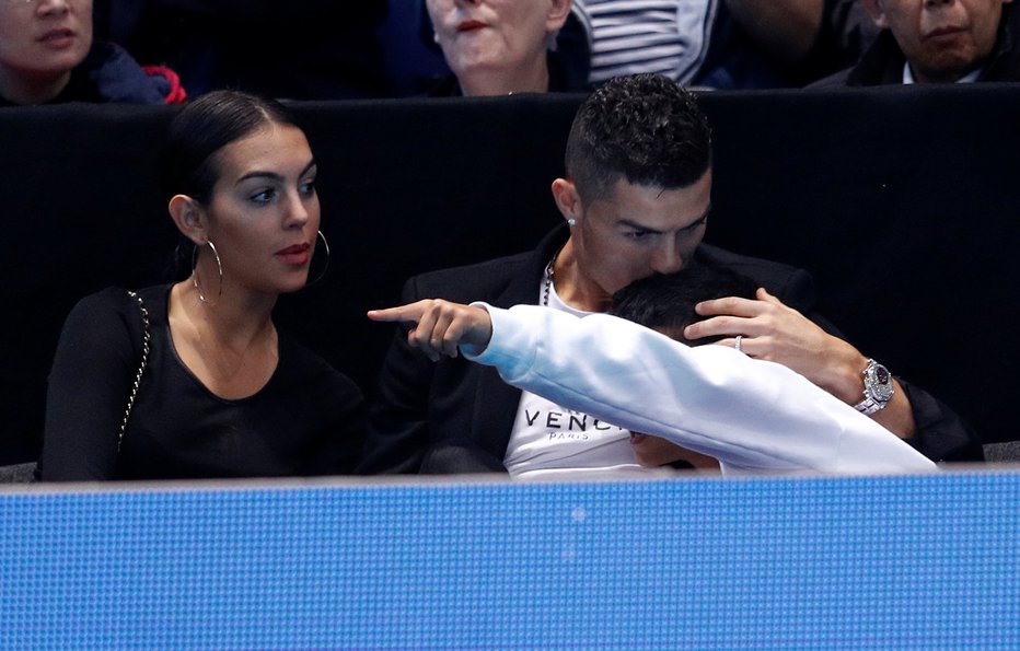 Fotografija: Cristiano Ronaldo je zaročen z Georgino Rodriguez, ki je mama njegove hčerke. Ostale tri otroke mu je rodila nadomestna mati. FOTO: Reuters