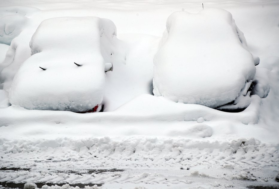 Fotografija: Pri Avstrijcih je sneg povzročil nemalo težav. FOTO: Reuters