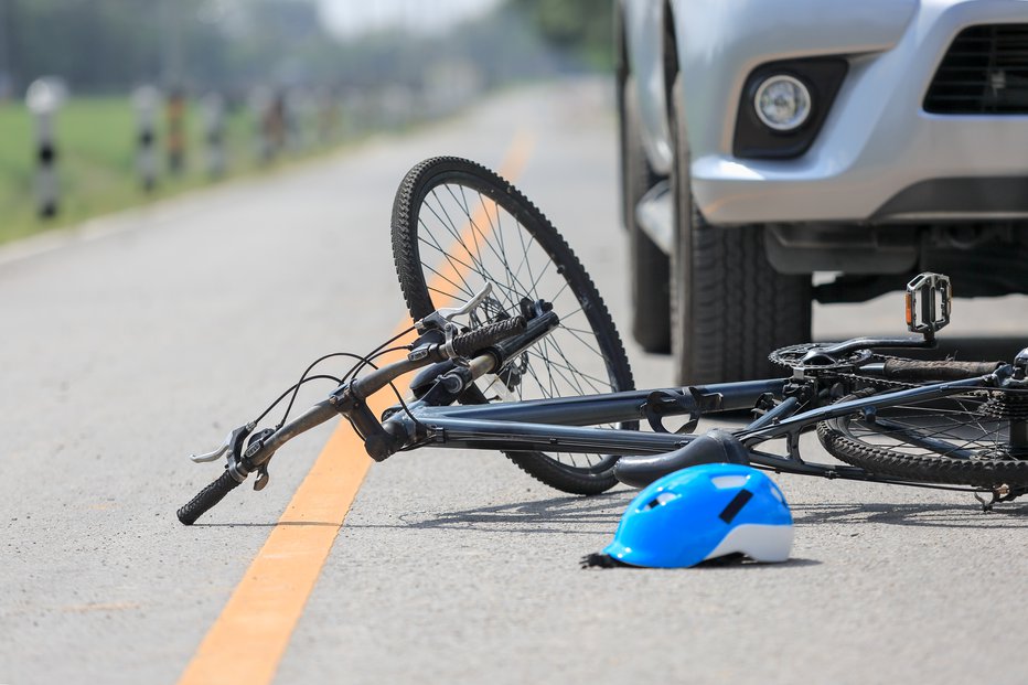 Fotografija: Avto je trčil v kolesarja in ga hudo poškodoval (fotografija je simbolična). FOTO: Getty Images