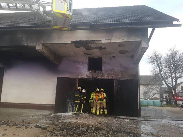 Fotografija: Zagorelo je v gospodarskem poslopju. FOTO: Gasilsko reševalna služba Kranj