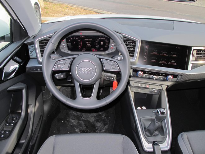 Pri zasnovi voznikovega delovnega prostora so se Audijevi oblikovalci oprli na izkušnjo igralca videoigric: klasične merilnike je zamenjal digitalni prikazovalnik.