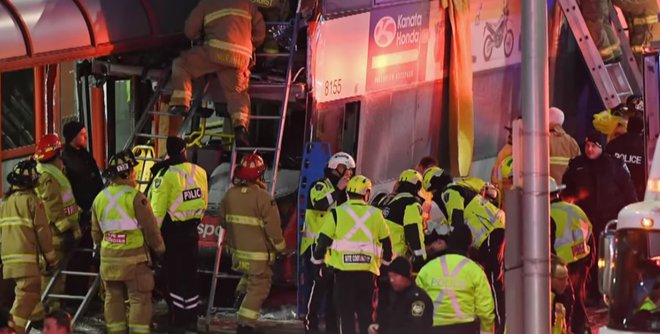 Tri osebe so umrle in še 23 je bilo poškodovanih, ko je dvonadstropni avtobus zadel v nadstrešek avtobusnega postajališča. FOTO: Youtube
