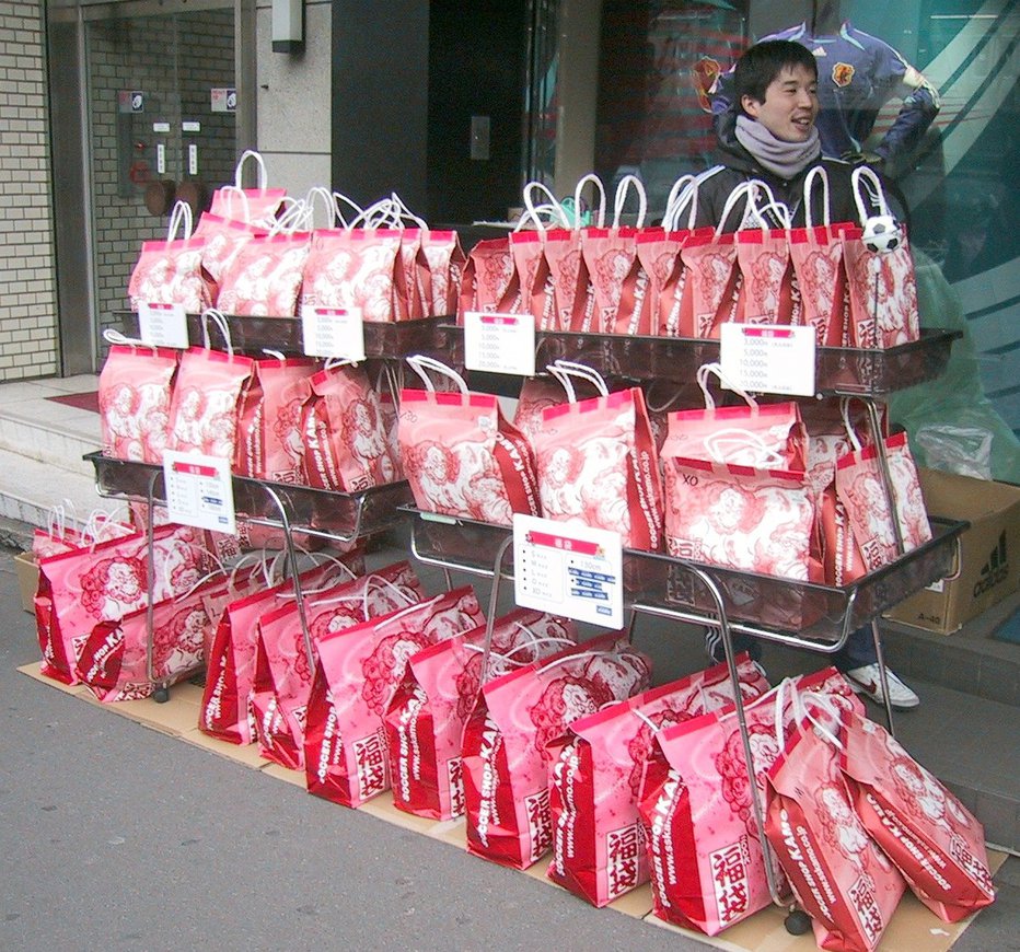 Fotografija: Vrečke fukubukuro, ki jih Japonci obožujejo, prodajajo v začetku novega leta. FOTO: Wikipedia