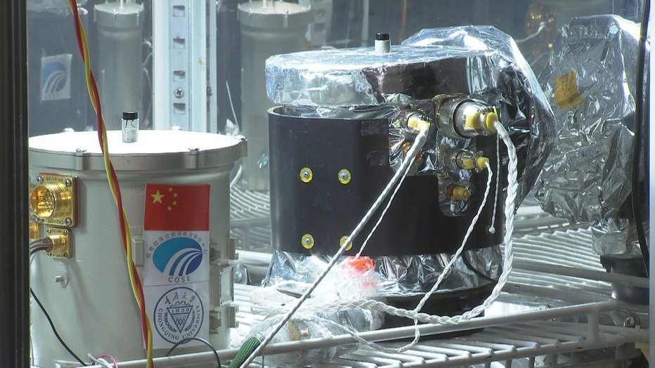 Fotografija: Na levi je kapsula, ki je zdaj na Luni. FOTO: Univerza Chongqing