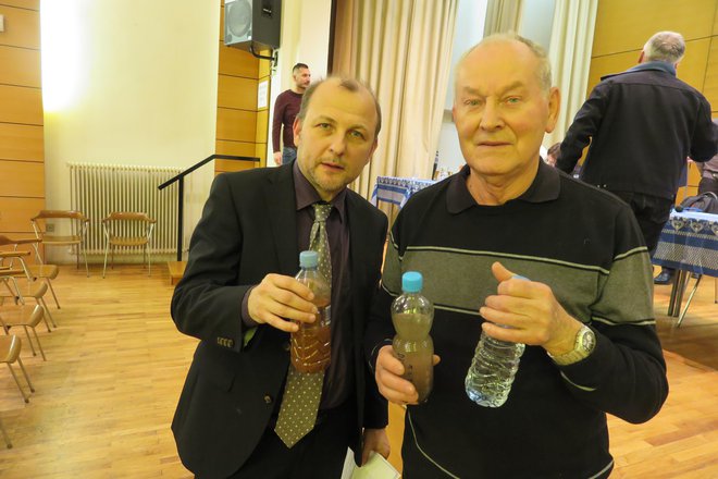 Neumorna borca za čisto okolje: profesor matematike Marko Špolad in Rafael Šumi, 81-letni upokojenec FOTO: Špela Ankele