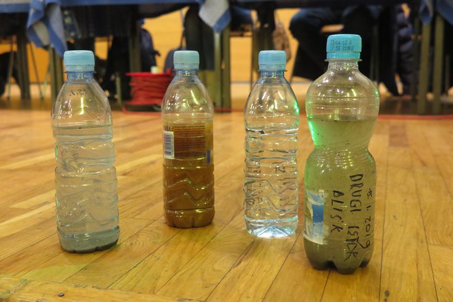 Plastenke z vodo so prebivalci Stražišča kazali že prejšnjim županom Kranja, pa se ni nič premaknilo. FOTO: Špela Ankele