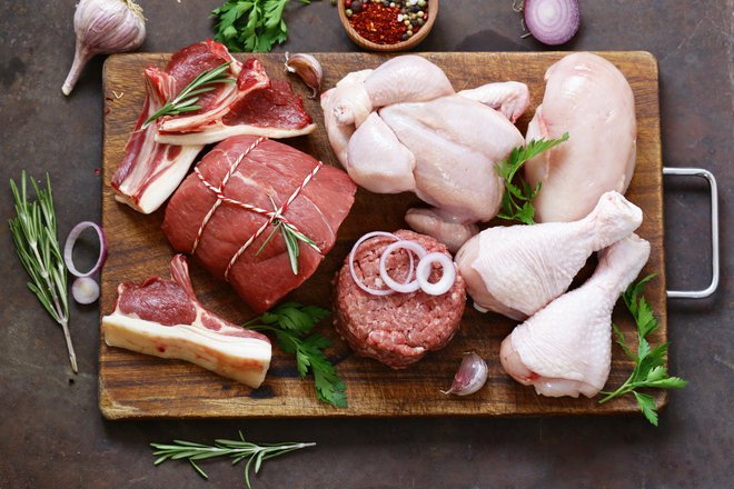 Povprečen Evropejec poje veliko mesa, kar lahko obremeni organizem. FOTOGRAFIJI: Guliver/Getty Images