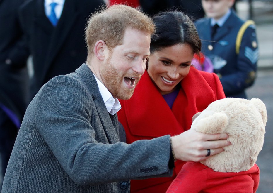 Fotografija: Vojvoda in vojvodinja sta se zelo razveselila velikega plišastega medvedka. FOTOGRAFIJE: REUTERS