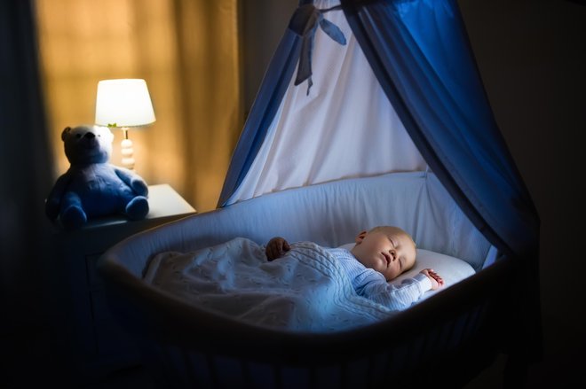 Posteljica je najpomembnejši del opreme sobe za novorojenčka.