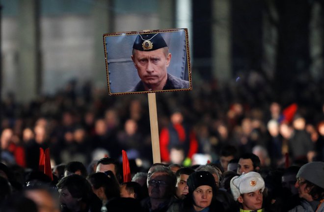 Ruskega predsednika je pozdravila množica ljudi. FOTO: Reuters