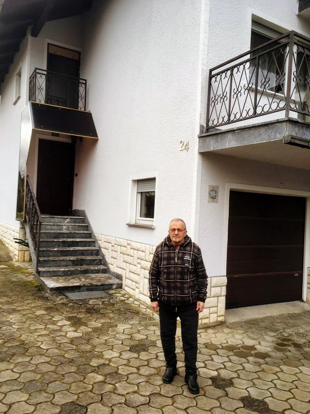 Pred svojo hišo na Pijavi Gorici, ki jo je zgradil z lastnimi rokami. FOTOgrafije: Jaroslav Jankovič