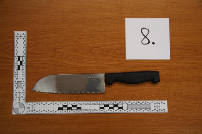 Nož, ki so ga našli pri osumljencu, s katerim je domnevno ropal. FOTO: Policija
