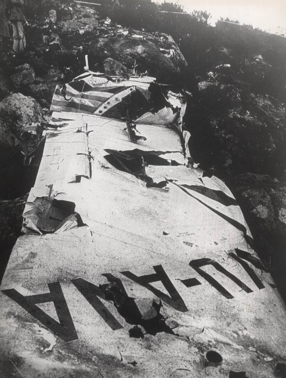 Fotografija: Letalo YU-ANA je 1. decembra 1981 treščilo v goro San Pietro. FOTO: arhiv Dela