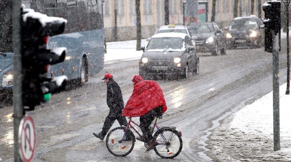 Fotografija: Vožnja s kolesom po zaledenelih cestah se lahko hitro konča z obiskom urgence. FOTO: Roman Šipić, Delo