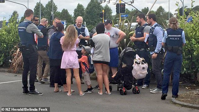 Fotografija: Družino so dodobra spoznali tudi novozelandski policisti. FOTOGRAFIJI: Facebook
