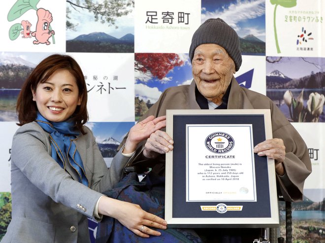 FILE PHOTO: Japanese Masazo Nonaka, who was born 112 years and 259 days ago, receives a Guinness World Records certificate naming him the world's oldest man during a ceremony in Ashoro, on Japan's northern island of Hokkaido, in this photo taken by Kyodo April 10, 2018. Nonaka died at the age of 113 on January 20, 2019, local media reported. Mandatory credit Kyodo/via REUTERS/File Photo ATTENTION EDITORS - THIS IMAGE WAS PROVIDED BY A THIRD PARTY. MANDATORY CREDIT. JAPAN OUT. NO COMMERCIAL OR EDITORIAL SALES IN JAPAN. FOTO: Kyodo Reuters