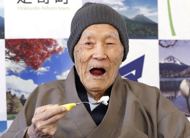 FILE PHOTO: Japanese Masazo Nonaka, who was born 112 years and 259 days ago, eats his favorite cake as he receives a Guinness World Records certificate naming him the world's oldest man during a ceremony in Ashoro, on Japan's northern island of Hokkaido, in this photo taken by Kyodo April 10, 2018. Nonaka died at the age of 113 on January 20, 2019, local media reported. Mandatory credit Kyodo/via REUTERS/File Photo ATTENTION EDITORS -THIS IMAGE WAS PROVIDED BY A THIRD PARTY. MANDATORY CREDIT. JAPAN OUT. NO COMMERCIAL OR EDITORIAL SALES IN JAPAN. FOTO: Kyodo Reuters