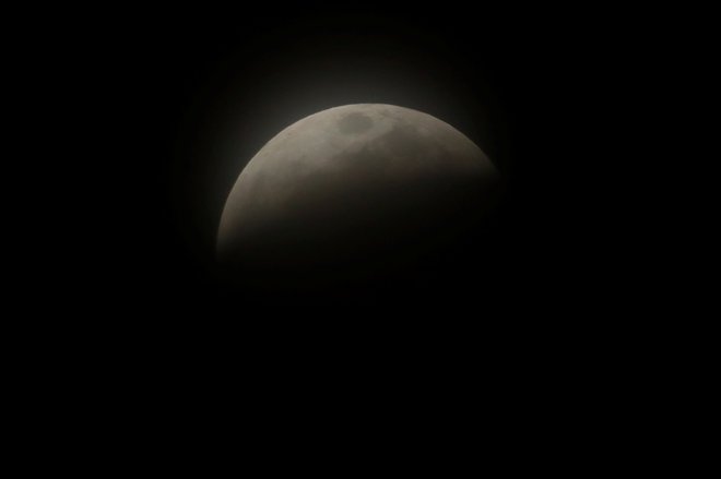 Luna nad mestom Encinitas v Kaliforniji. FOTO: Reuters