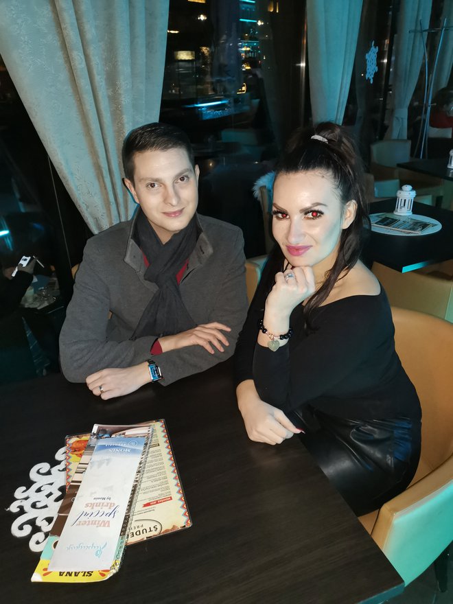 Damjan Murko in Katja usklajujeta podrobnosti za cerkveno poroko. FOTO: osebni arhiv