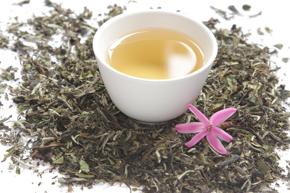 Fotografija: Beli čaj vsebuje antioksidant, ki pospešuje obnovo celic in blaži gubice. FOTO: Guliver/Getty Images