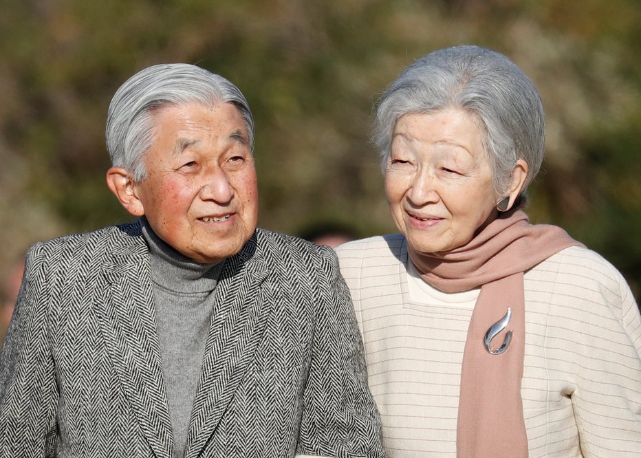 Fotografija: Japonski cesar Akihito in cesarica Mičiko sta moči nabirala ob obali. FOTOGRAFIJE: REUTERS