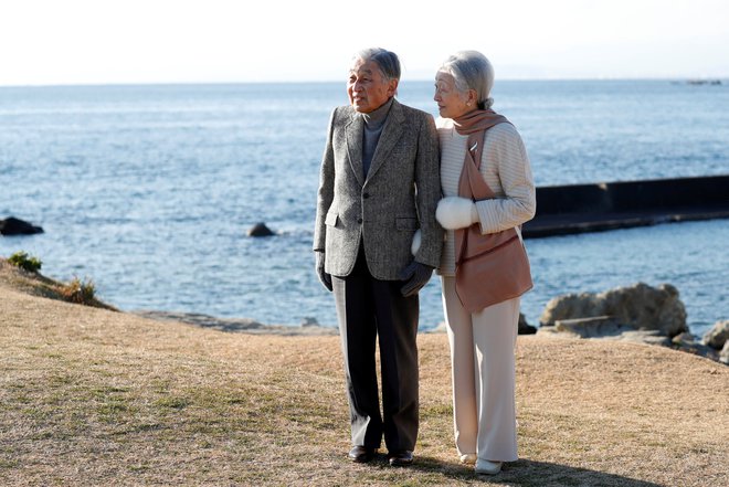 Cesarski par se je sprehajal ob morju.