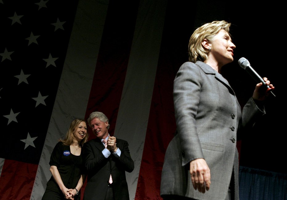 Fotografija: Nekdanji predsednik ZDA Bill Clinton in njegova žena, nekdanja kandidatka za predsednico države ZDA, v pričakovanju tretjega vnuka. FOTO: Keith Bedford, Reuters