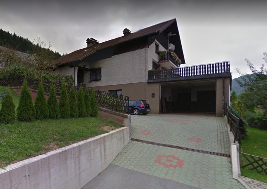 Fotografija: Hiša Štalekarjevih, kjer naj bi sin streljal na uharico, po Mirkovi verziji pa naj bi s tega dvorišča sova odnesla raco. FOTO: Google Maps