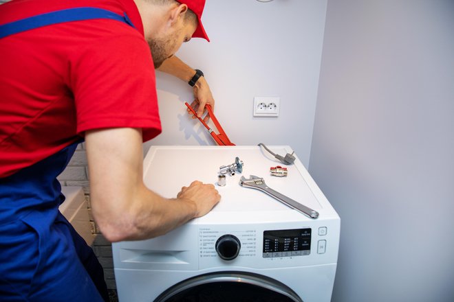Pritrjevanje in nasajanje dotočne in odtočne cevi pralnega stroja je včasih malo utesnjeno opravilo. FOTOGRAFIJE: Guliver/Getty Images