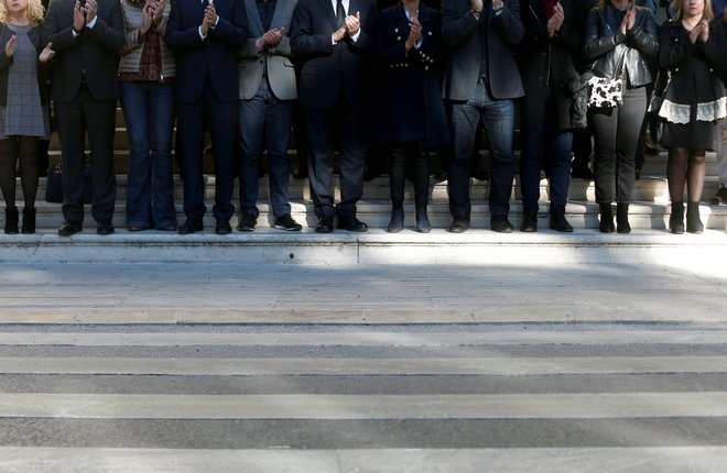 Prijatelji, znanci, sosedi, politiki so po v popolni tišini zaploskali na pogrebu. FOTO: Jon Nazca, Reuters