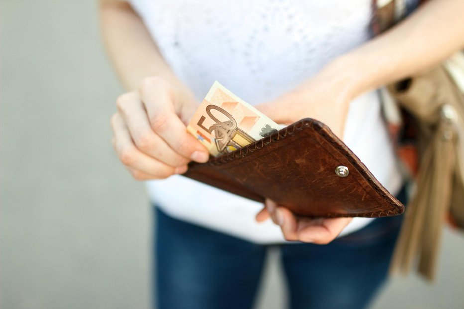 Fotografija: Izpraznjeno denarnico je vrnil v jakno. FOTO: Getty Images/istockphoto