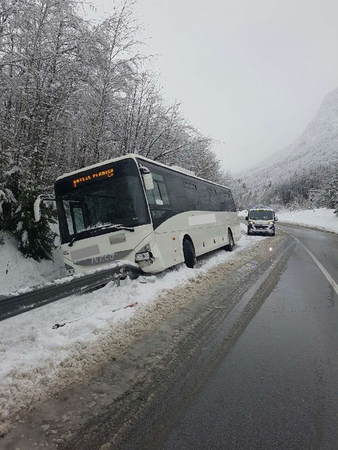 Avtobus je odneslo s ceste. FOTO: PU Kranj