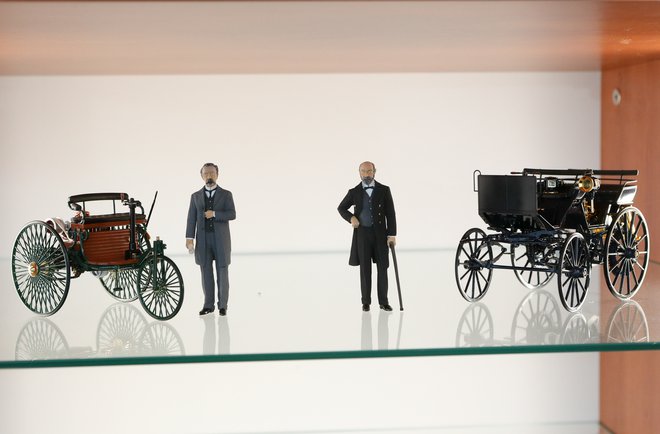 Fornazaričeva zbirka ima že muzejsko vrednost, kar dokazujeta tudi figurici Carla Benza in Gottlieba Daimlerja.