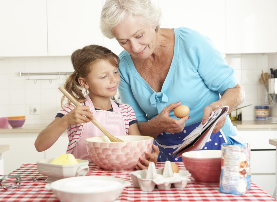 Fotografija: Prve kuharske izkušnje običajno pridobivamo od mame ali babice. FOTO: Guliver/Getty Images