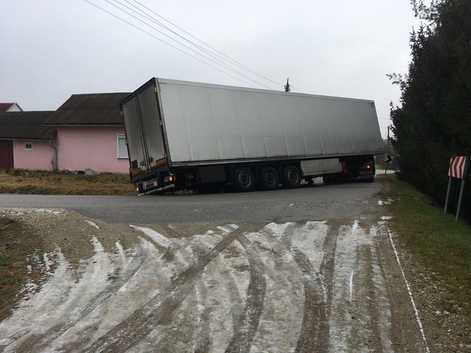 Romunski tovornjaki resno ogrožajo tudi hišo v vasi Pince - Marof. FOTO: Oste Bakal