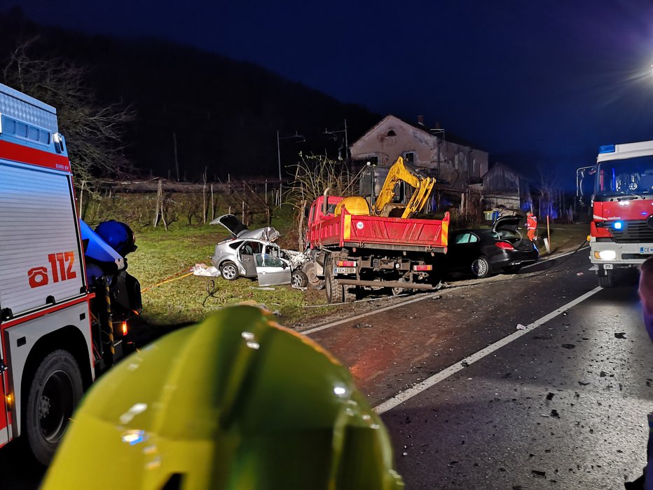 Fotografija: Tragedija se je zgodila na nevarnem odseku ceste v Debru, med Celjem in Laškim. Foto: PGD Laško