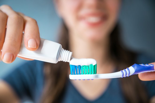 Uporabljamo krtačko z mehkimi ščetinami in zobno pasto s fluoridi. FOTOGRAFIJI: Guliver/Getty Images