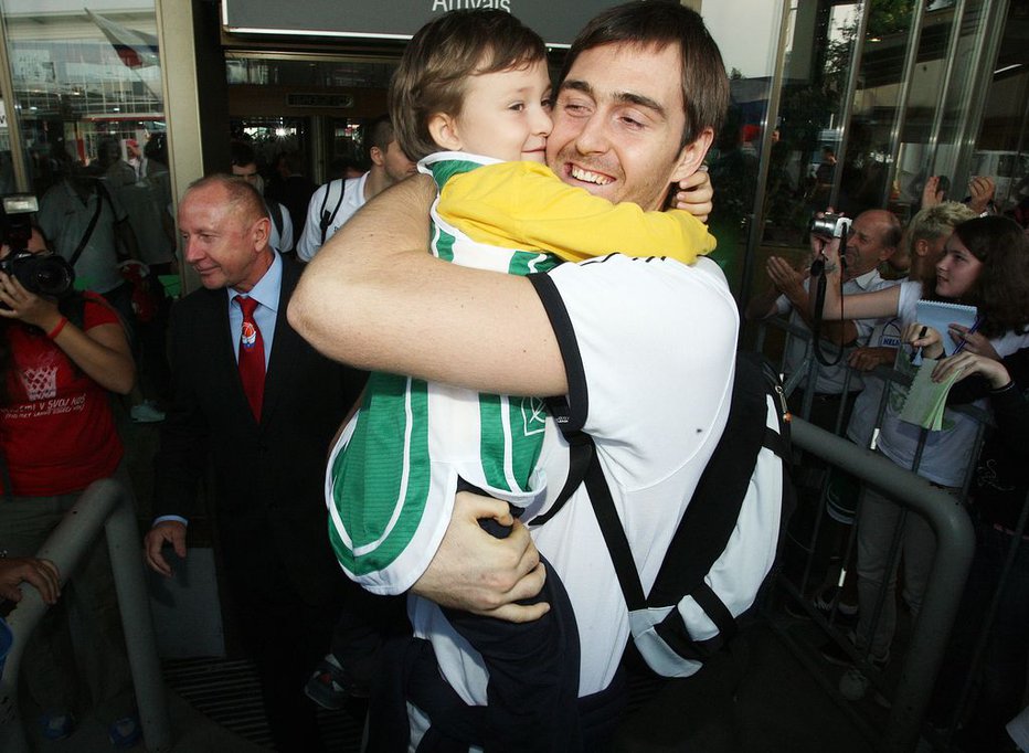 Fotografija: Erazem s sinom Martinom leta 2009 po vrnitvi z eurobasketa FOTO: Igor Zaplatil